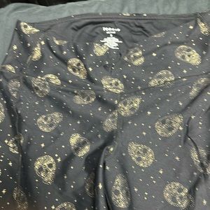 Torrid skull leggings size 2. These are brand new. Never worn just no tags